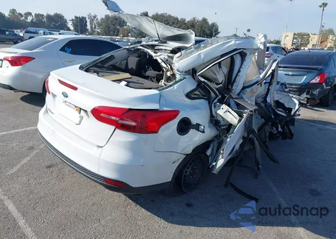 2016 Ford Focus S z USA, uszkodzony, nr VIN 1FADP3E23GL363075